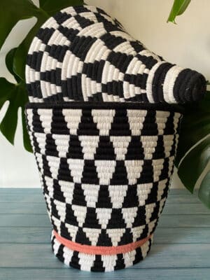 Berber mand zwart - wit met een roze contrast rand aan de onderkant